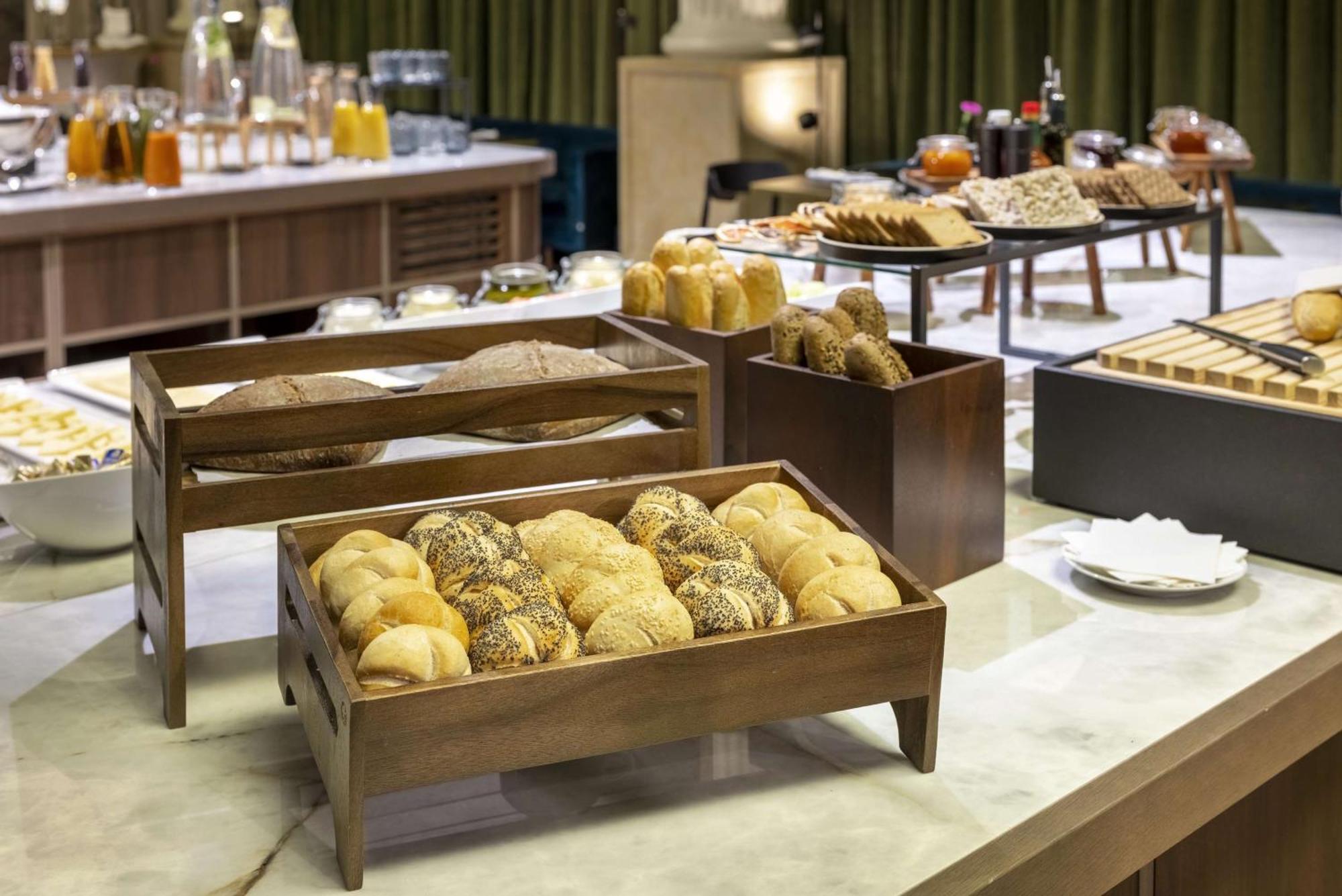 Hotel Nh Collection Prague Carlo IV Extérieur photo Bread at a buffet