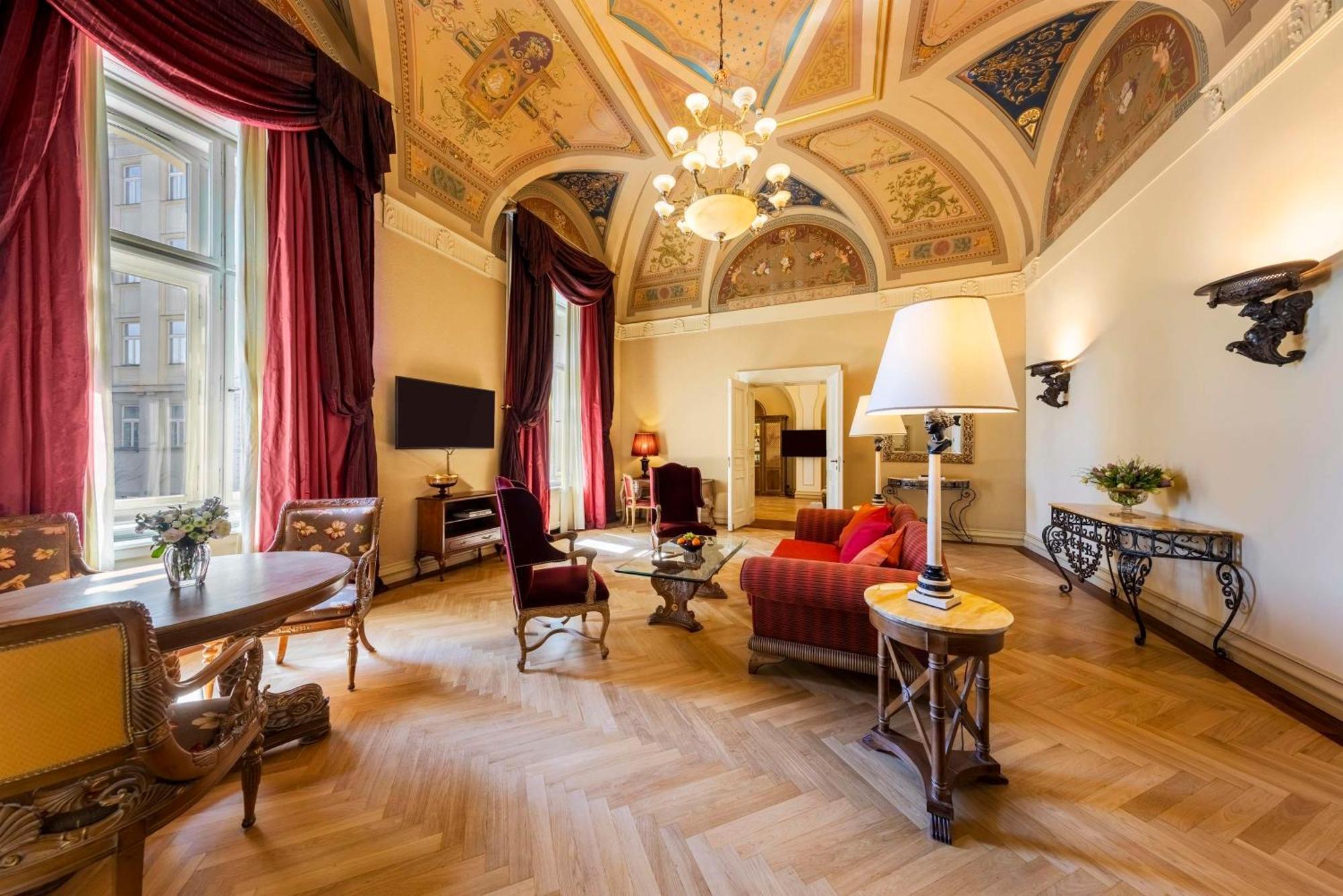 Hotel Nh Collection Prague Carlo IV Extérieur photo The interior of the suite